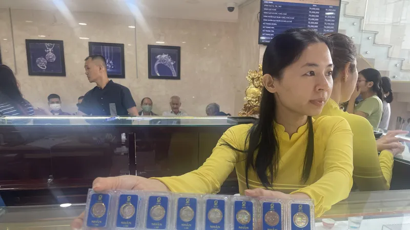 Giá vàng nhẫn 9999 tăng - giảm trái chiều