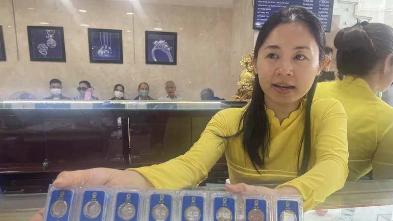 Giá vàng nhẫn 9999 tăng thêm 2 triệu đồng/lượng