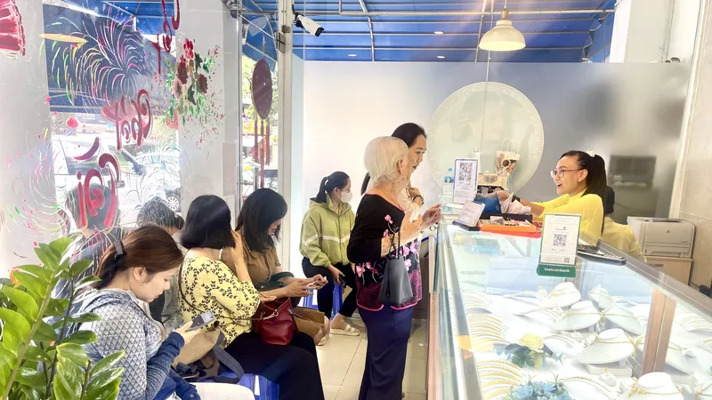 Giá vàng miếng SJC và vàng nhẫn 9999 tăng 10,5 triệu đồng/lượng