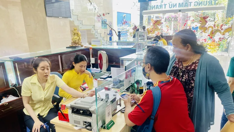 Khách hàng giao dịch vàng nhẫn 9999 tại Công ty SJC 
