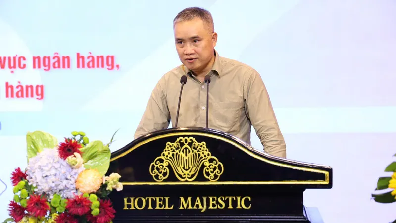 Ông Nguyễn Đức Lệnh, Phó Giám đốc NHNN chi nhánh TPHCM giải đáp thắc mắc của doanh nghiệp. Ảnh: NHUNG NGUYỄN