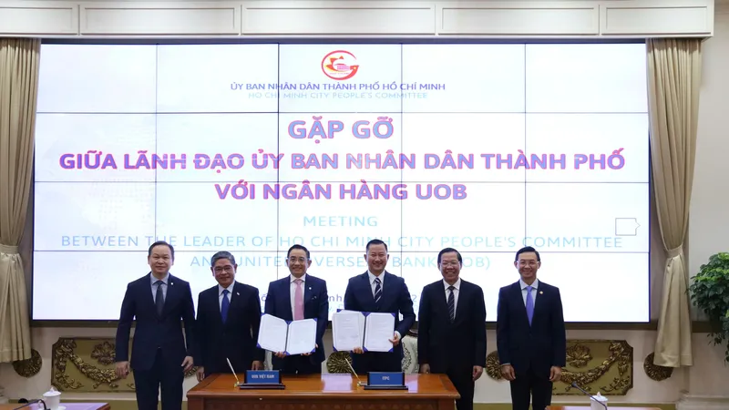 ITPC và Ngân hàng UOB Việt Nam ký Biên bản ghi nhớ (MOU) thúc đẩy hợp tác kinh doanh và tạo điều kiện thuận lợi cho đầu tư trực tiếp nước ngoài (FDI) vào TPHCM và vùng Đông Nam bộ. Ảnh: HẠNH NHUNG
