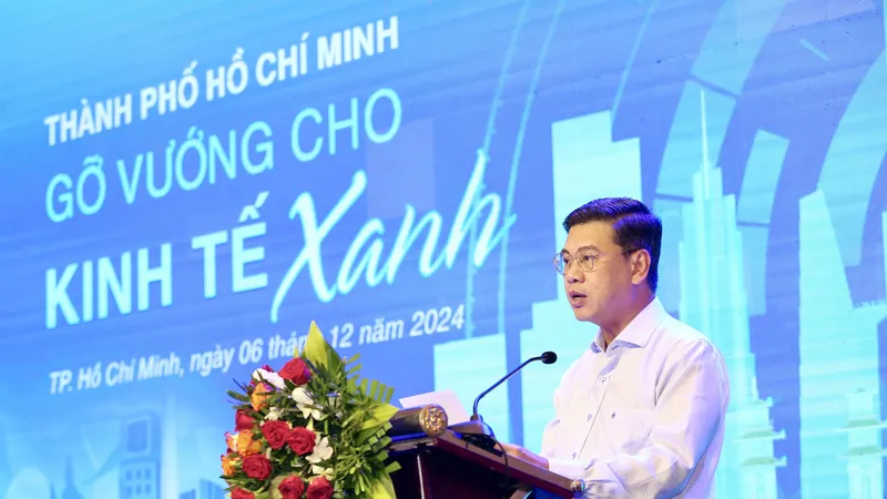 Đồng chí Nguyễn Văn Dũng, Phó Chủ tịch UBND TPHCM phát biểu tại diễn đàn chiều 6-12