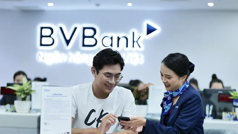 Nhân viên một chi nhánh ngân hàng tại TPHCM hỗ trợ khách hàng cập nhật sinh trắc học 