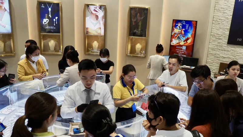 Giá vàng thế giới lao dốc, giá vàng miếng SJC và vàng nhẫn 9999 đồng loạt quay đầu giảm 