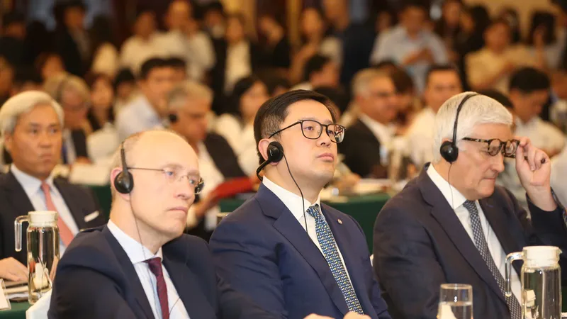Đông đảo khách mời quốc tế tham gia Hội nghị Xây dựng trung tâm tài chính tại Việt Nam. Ảnh: HOÀNG HÙNG