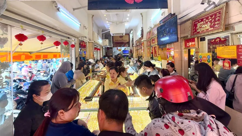 Giá vàng SJC cao hơn thế giới gần 20 triệu đồng/lượng, Ngân hàng Nhà nước khuyến cáo người dân thận trọng
