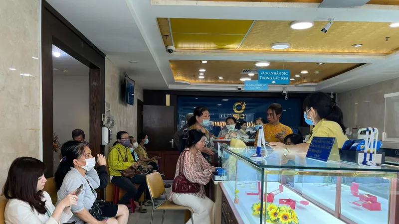 Chênh lệch giá mua và giá bán vàng miếng SJC hơn 4 triệu đồng/lượng