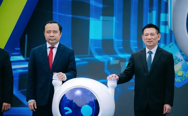 Phó Thủ tướng Chính phủ Hồ Đức Phớc và PGS.TS Vũ Hải Quân, Giám đốc Đại học Quốc gia TPHCM, ấn nút tại Lễ khai mạc “Lễ hội Không tiền mặt – Ting Ting Day 2025” 