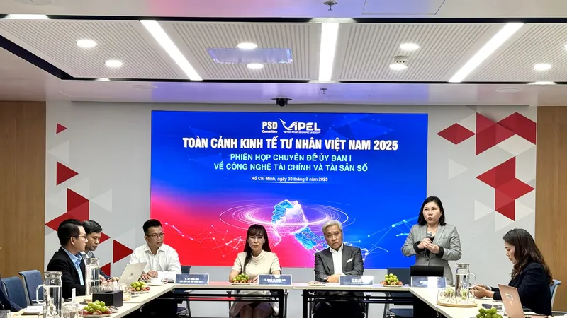 Quang cảnh phiên họp Ủy ban 1 về Công nghệ tài chính và Tài sản số trong khuôn khổ Toàn cảnh kinh tế tư nhân (ViPEL)