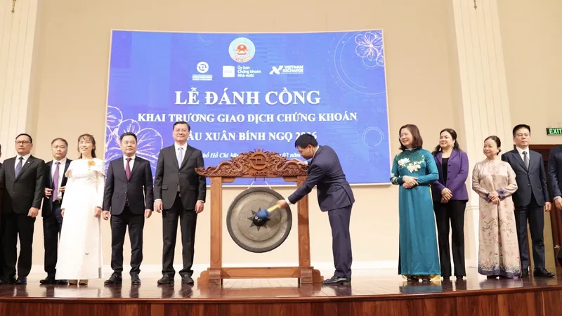 Lễ đánh cồng Khai trương giao dịch chứng khoán đầu Xuân Bính Ngọ 2026 sáng 24-2 tại HOSE. Ảnh: HẠNH NHUNG
