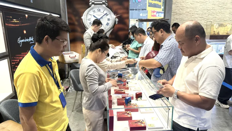 Khách hàng mua vàng Thần Tài tại Công ty PNJ ngày 26-2. Ảnh: HẠNH NHUNG