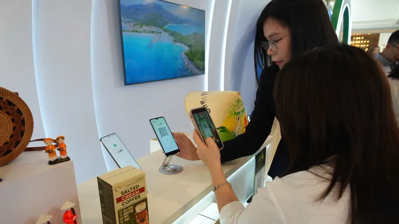 Du khách trải nghiệm dùng Alipay quét QR code thanh toán tại Việt Nam 