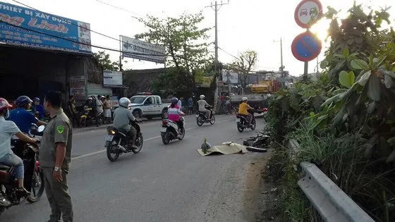  Xe tải cán chết người, bỏ chạy bị dân truy bắt 