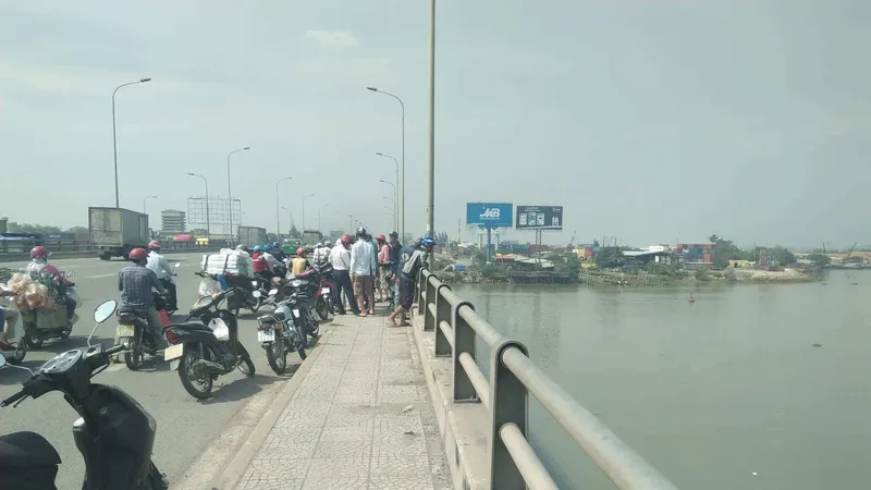 Nhiều người đi đường không kịp can ngăn. Ảnh : CHÍ PHƯỚC 