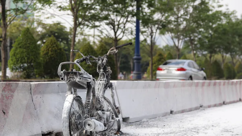Chiếc xe máy bị thiêu rụi. Ảnh : CHÍ THẠCH