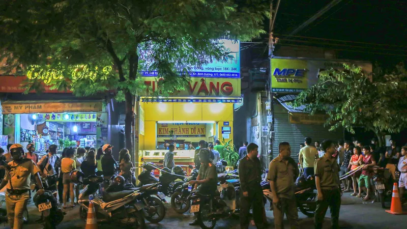 Công an phong tỏa hiện trường. Ảnh: ĐAN NGUYÊN 