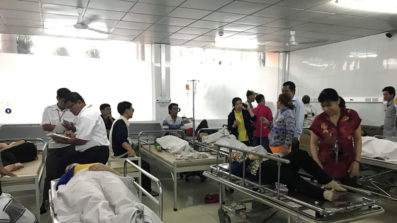 Hàng trăm công nhân ở Bình Dương nhập viện sau bữa ăn trưa 