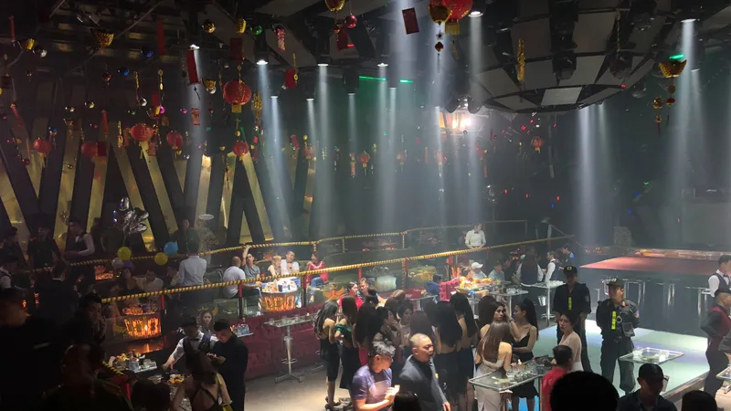Hàng trăm "dân chơi" tại quán bar. Ảnh : CHÍ THẠCH