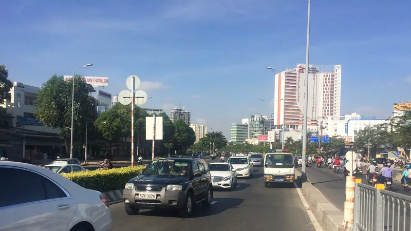 Giao thông ùn ứ qua cầu vượt Hàng Xanh. Ảnh: ĐAN NGUYÊN