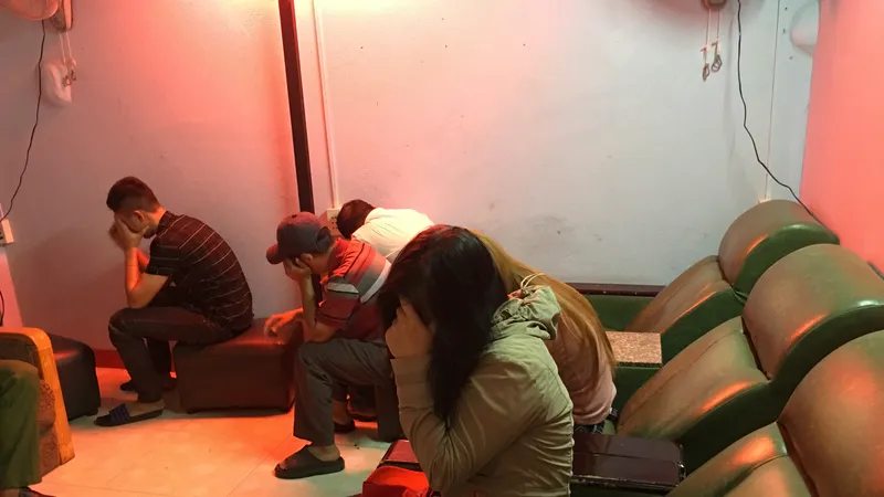 Các nữ nhân viên bị bắt quả tang. Ảnh: CHÍ THẠCH