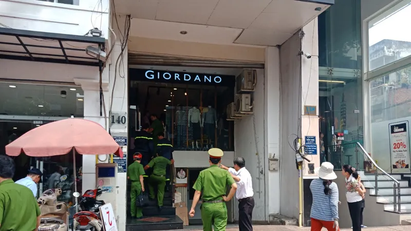 Công an có mặt tại hiện trường. Ảnh : ĐAN NGUYÊN