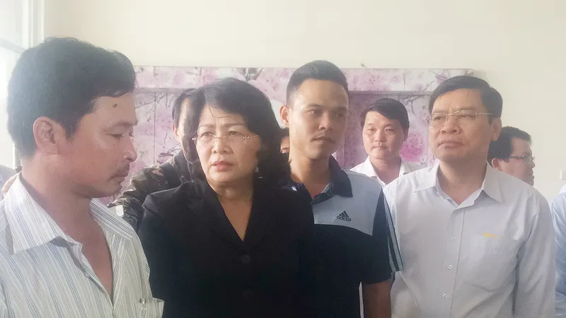 Phó Chủ tịch nước Đặng Thị Ngọc Thịnh thăm hỏi động viên gia đình các nạn nhân vụ cháy chung cư Carina Plaza. Ảnh: CHÍ THẠCH
