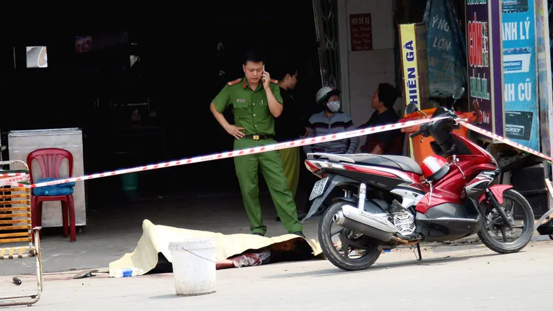 Công an phong tỏa hiện trường. Ảnh: ĐAN NGUYÊN