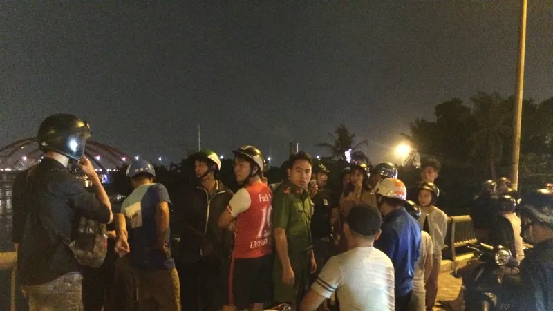 Nhiều người dân theo dõi. Ảnh : ĐAN NGUYÊN 
