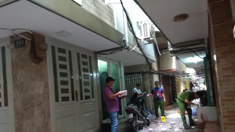 Công an khám nghiệm hiện trường. Ảnh: CHÍ THẠCH