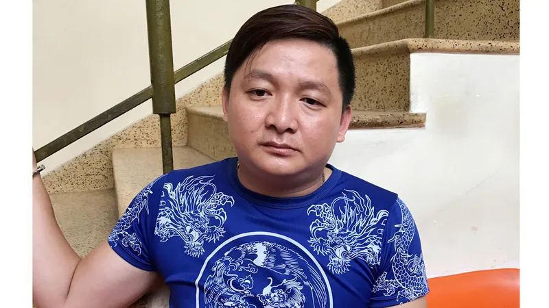 Phú tại cơ quan công an. Ảnh: CHÍ THẠCH