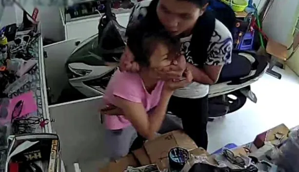 Điều tra vụ nam thanh niên dùng kéo khống chế cô gái cướp tài sản táo tợn 