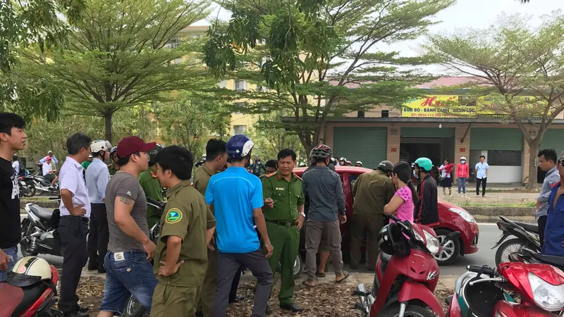 Lực lượng chức năng tại hiện trường. Ảnh: CHÍ PHƯỚC 