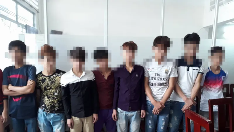 Nhóm nghi can tại công an