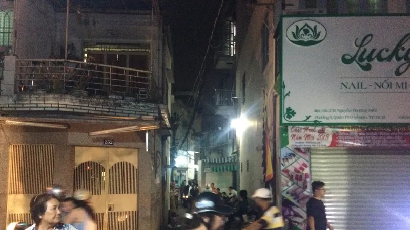 Lực lượng chức năng phong tỏa hiện trường. Ảnh: CHÍ THACH