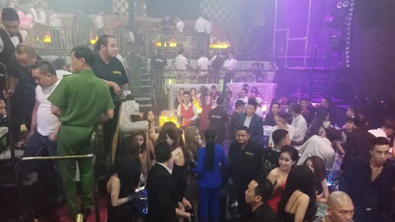 Hàng trăm dân chơi ở quán bar. Ảnh: CHÍ THẠCH