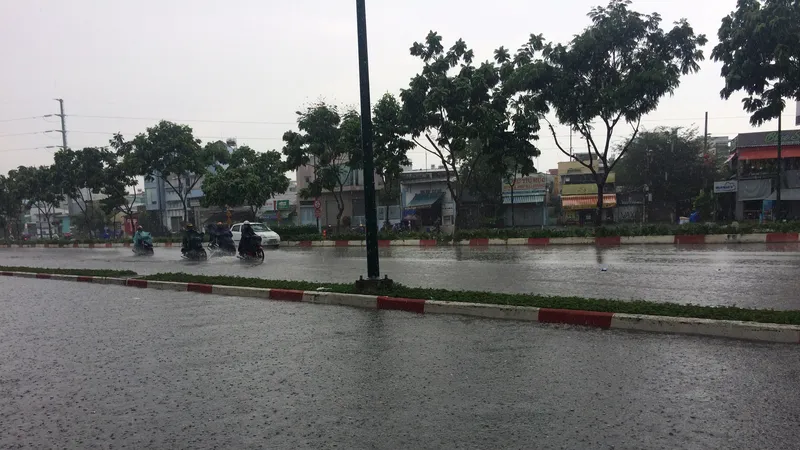 Cơn mưa lớn kèm theo giông vào chiều ngày 30-4. Ảnh: CHÍ THẠCH
