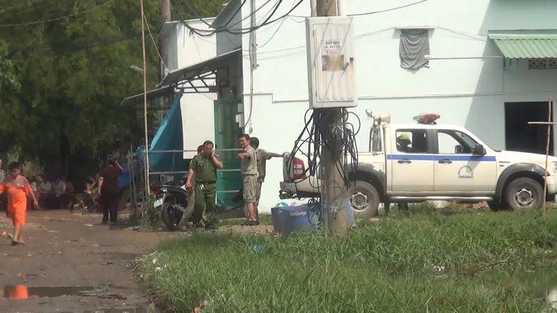 Công an phong tỏa khám nghiệm hiện trường trong sáng ngày 19-5. Ảnh: CHÍ THẠCH