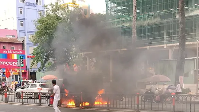 Xe tải bốc cháy trên đường 3/2, quận 10, giao thông ùn ứ kéo dài