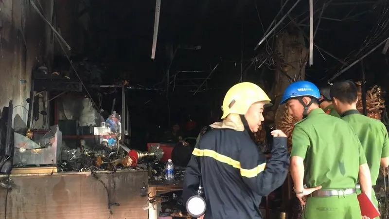 Lực lượng chữa cháy tại hiện trường. Ảnh: CHÍ THẠCH