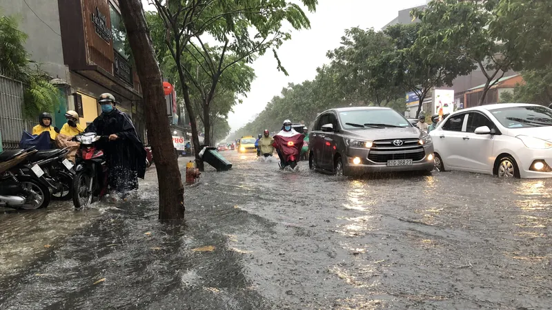 Cơn mưa lớn khiến nhiều tuyến đường vào sân bay Tân Sơn Nhất bị ngập. Ảnh: ĐAN NGUYÊN