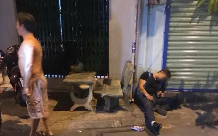 Nạn nhân bị bắn gục trước cửa nhà. Ảnh: P.A