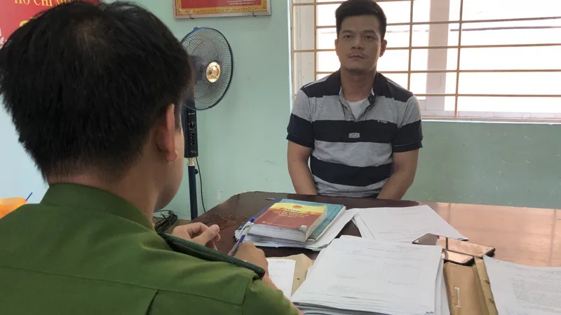 Khởi tố người cha dắt con trai 11 tuổi đi trộm cắp tài sản