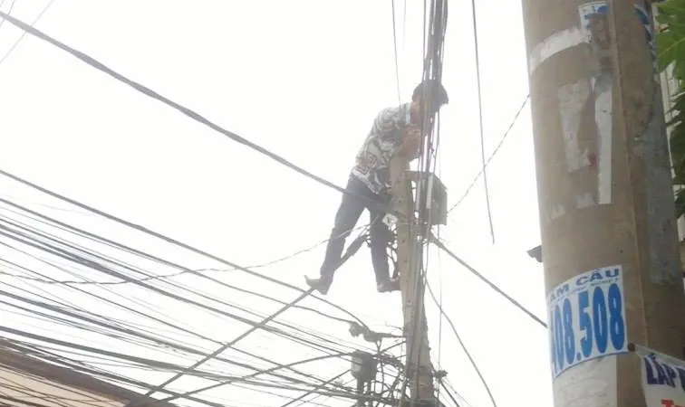 Nam thanh niên la hét trên trụ điện