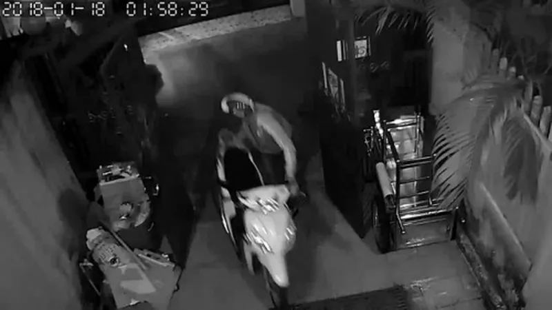 Hình một vụ trộm được camera ghi lại. 