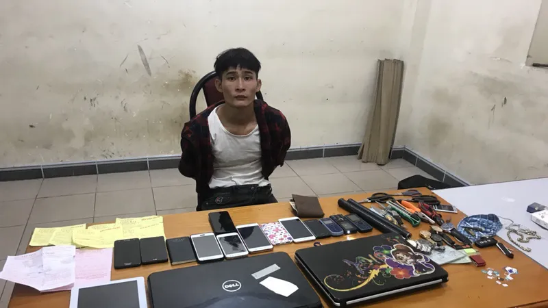Đối tượng cùng tang vật. Ảnh: ĐAN NGUYÊN 
