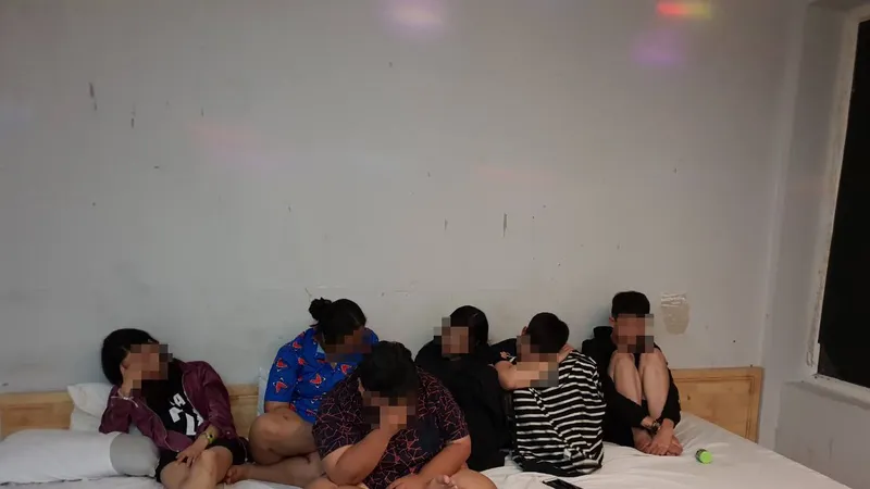 Nhóm đối tượng thời điểm công an ập vào. 