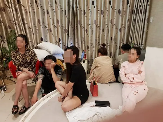 Nhóm nam nữ bị khởi tố bắt tạm giam. Ảnh: CHÍ THẠCH