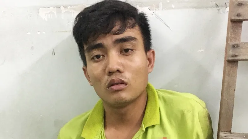 Cảnh sát cùng chó nghiệp vụ vây bắt tên cướp dùng roi điện khống chế tài xế xe ôm