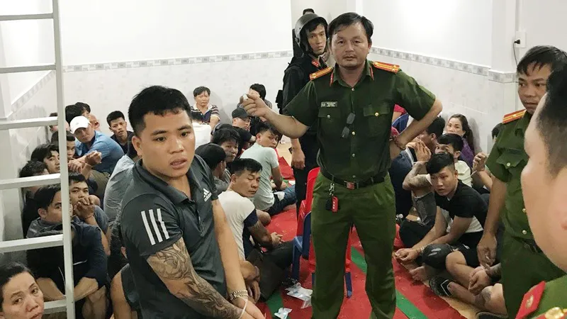 "Thành bò" bị bắt tại sới bạc. Ảnh: CHÍ THẠCH